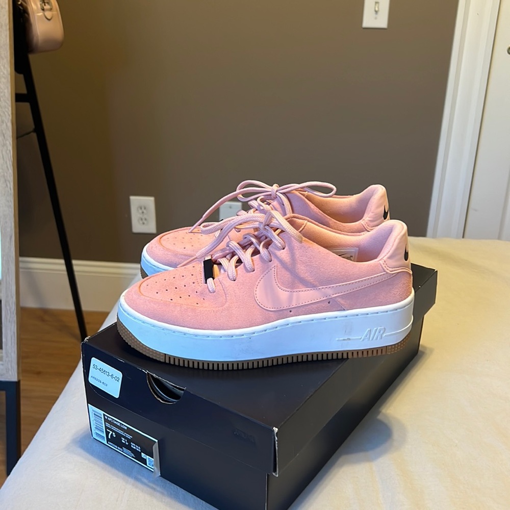 Air Force 1 Sage Low in Coral Stardust